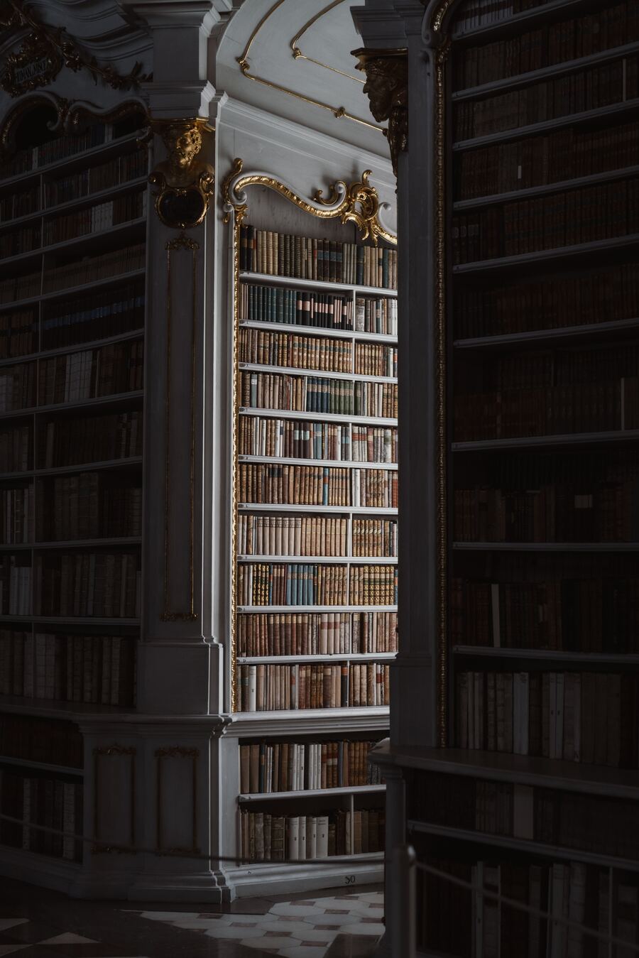 Altehrwürdige Bibliothek mit historischen Büchern